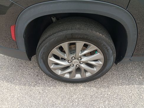 Used 2025 Buick Enclave Preferred AWD/4WD image 6