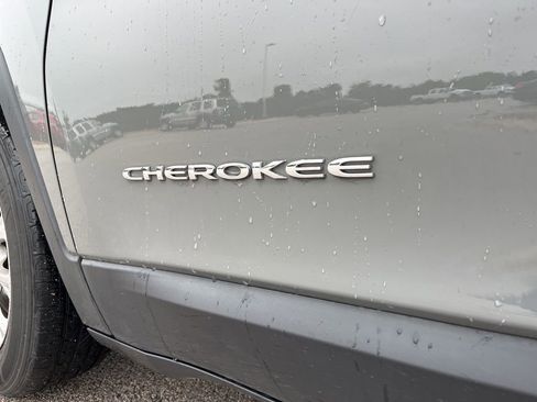 Used 2020 Jeep Cherokee Latitude Plus FWD image 11