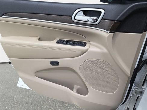 Used 2018 Jeep Grand Cherokee Limited image 27