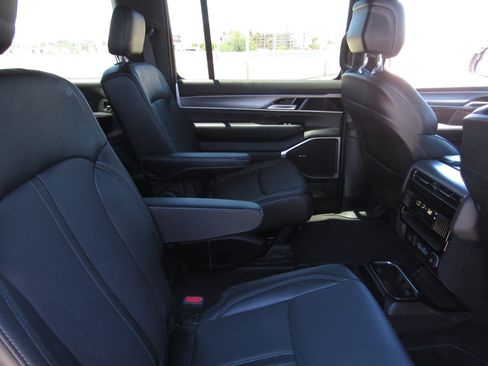 Used 2025 Jeep Wagoneer Series II AWD/4WD image 11