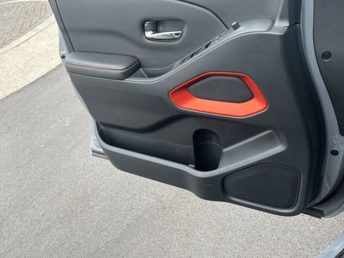 Used 2025 Nissan Frontier PRO-4X image 14