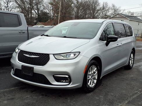 Used 2024 Chrysler Pacifica Touring-L image 1