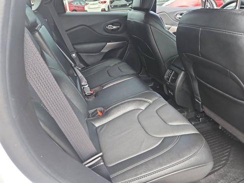 Used 2021 Jeep Cherokee Latitude Lux w/ Mopar Interior Package AWD/4WD image 19