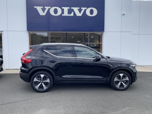 Certified 2025 Volvo XC40 B5 Plus image 3