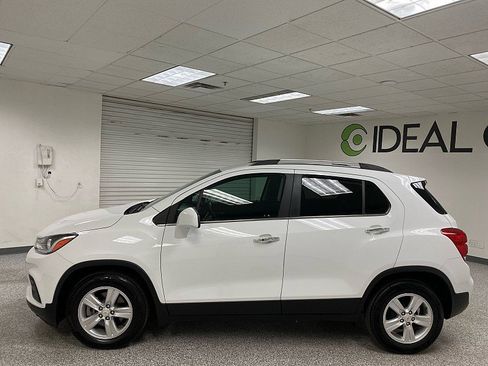 Used 2020 Chevrolet Trax LT w/ LT Convenience Package image 8