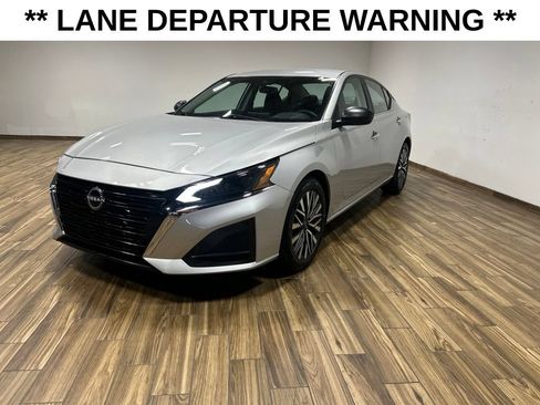 Used 2025 Nissan Altima 2.5 SV FWD image 11