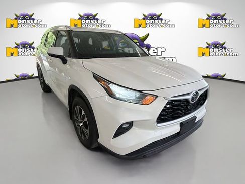 Used 2021 Toyota Highlander XLE AWD/4WD image 3