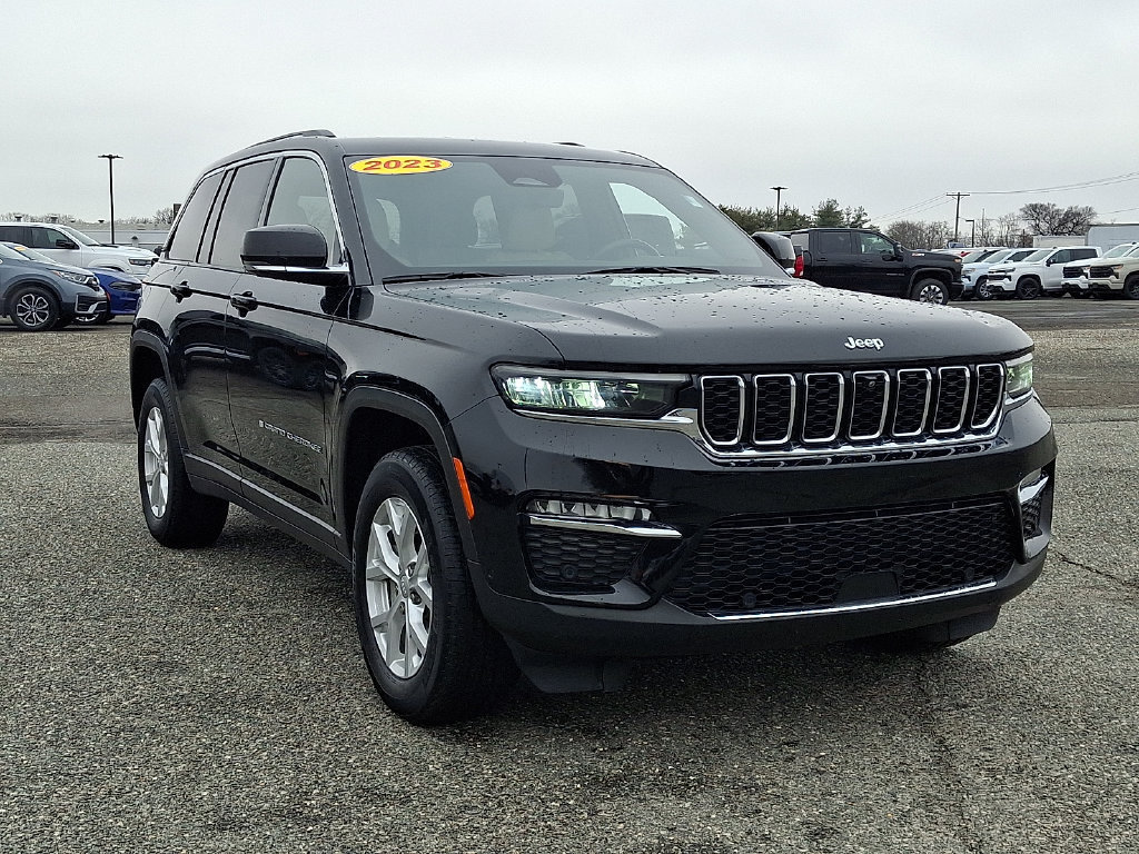 Used 2023 Jeep Grand Cherokee Limited w/ Luxury Tech Group II AWD/4WD image 2