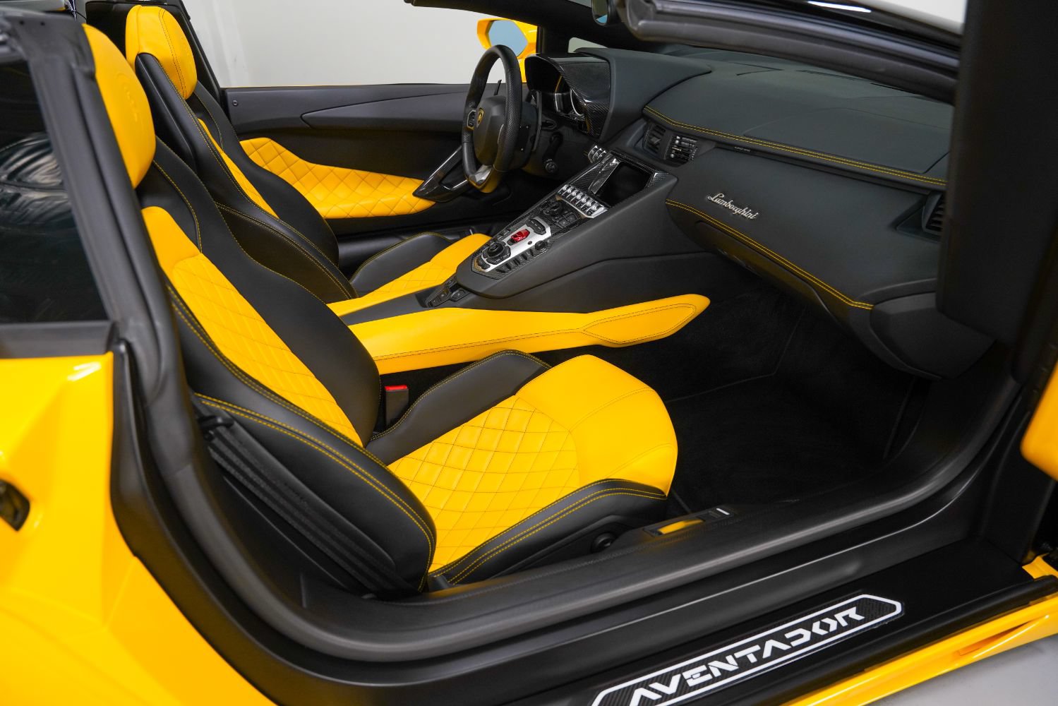Used 2015 Lamborghini Aventador LP 700-4 AWD/4WD image 2