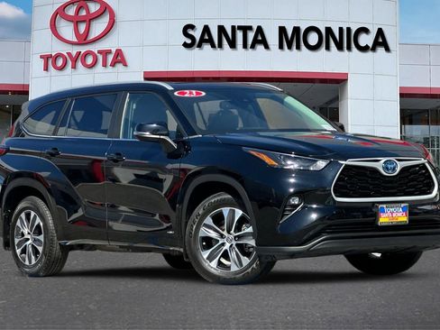 Used 2023 Toyota Highlander XLE AWD/4WD image 2