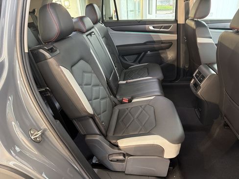 Used 2024 Volkswagen Atlas Peak Edition SEL AWD/4WD image 33
