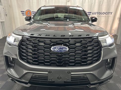 Used 2025 Ford Explorer ST-Line image 3