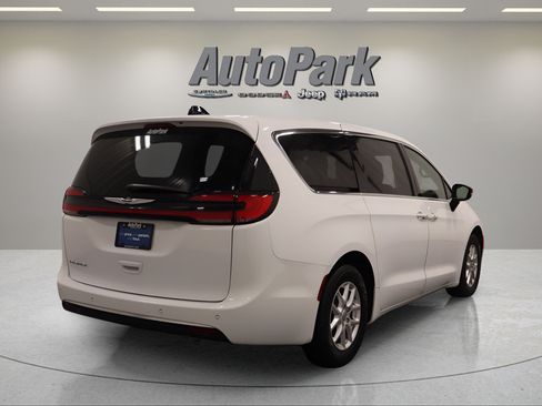 Certified 2025 Chrysler Pacifica Select FWD image 10