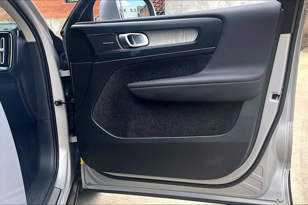 Certified 2024 Volvo XC40 B5 Plus w/ Protection Package Premier AWD/4WD image 25