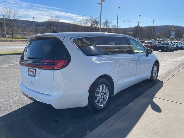 Used 2023 Chrysler Pacifica Touring-L FWD image 4