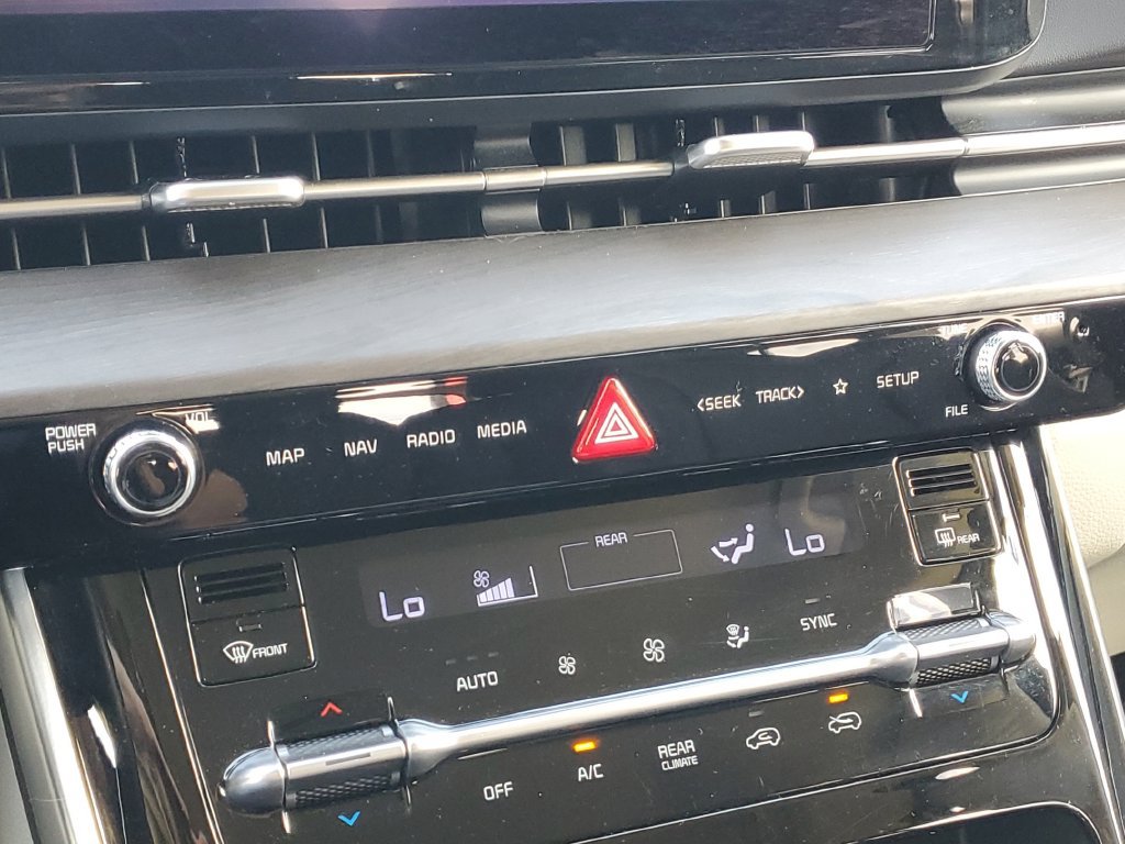 Used 2024 Kia Carnival EX FWD image 30