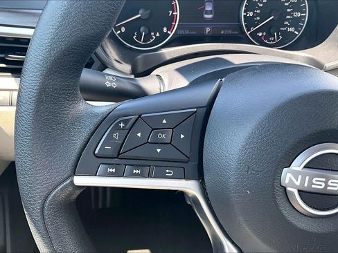 Used 2025 Nissan Altima 2.5 SV FWD image 19