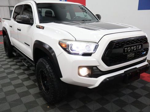 Used 2019 Toyota Tacoma TRD Off-Road AWD/4WD image 24