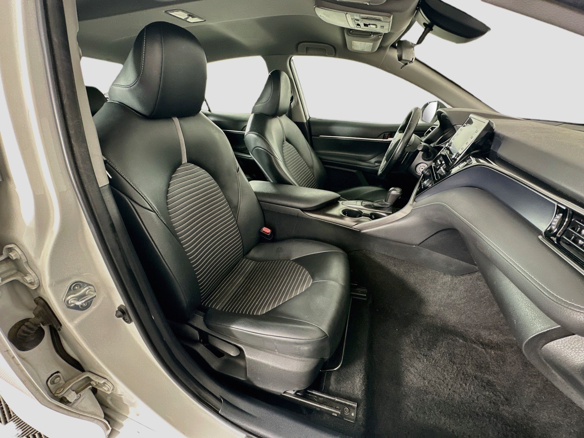 Used 2022 Toyota Camry SE FWD image 30