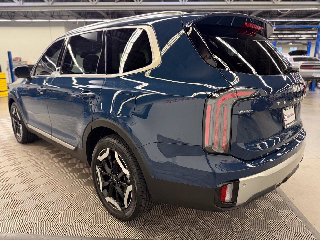 Used 2023 Kia Telluride EX w/ EX Captain's Chair Package AWD/4WD image 5