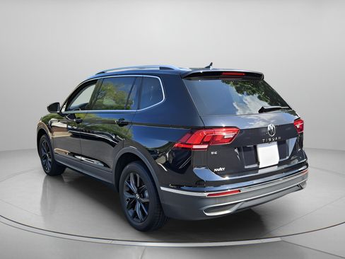 Certified 2024 Volkswagen Tiguan SE FWD image 3