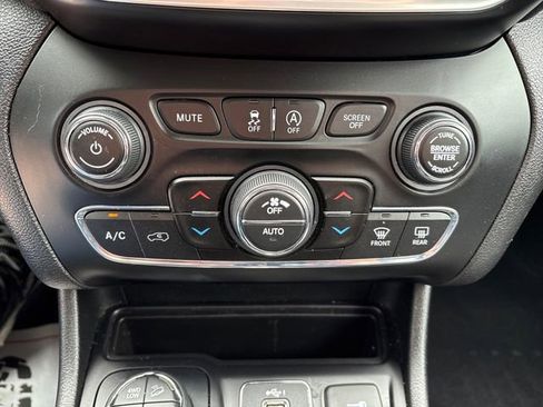 Used 2019 Jeep Cherokee Trailhawk AWD/4WD image 19