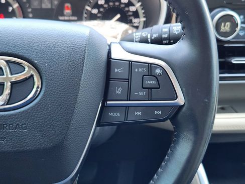 Used 2021 Toyota Highlander XLE AWD/4WD image 18