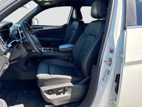 Used 2025 Volkswagen Atlas Cross Sport SE FWD image 21