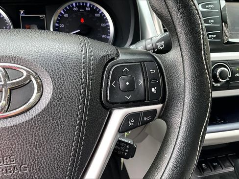 Used 2019 Toyota Highlander LE image 24