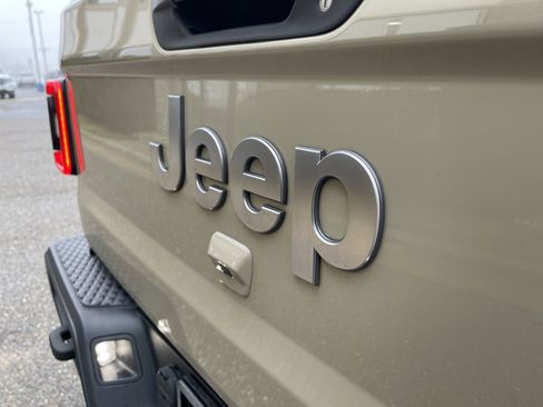 Used 2020 Jeep Gladiator Overland AWD/4WD image 27