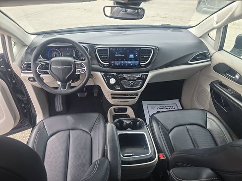 Used 2024 Chrysler Pacifica Touring-L FWD image 8