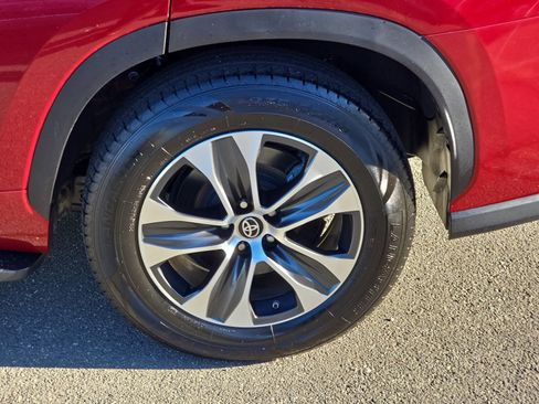 Used 2023 Toyota Highlander XLE image 41