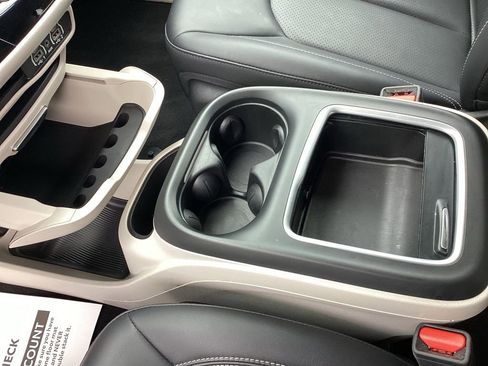 Used 2024 Chrysler Pacifica Touring-L image 32