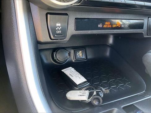 Used 2025 Toyota RAV4 XLE AWD/4WD image 11
