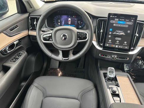 Certified 2025 Volvo XC90 B6 Plus image 18