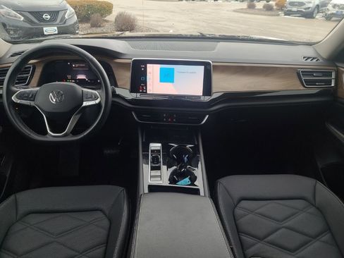 Used 2025 Volkswagen Atlas SE image 12
