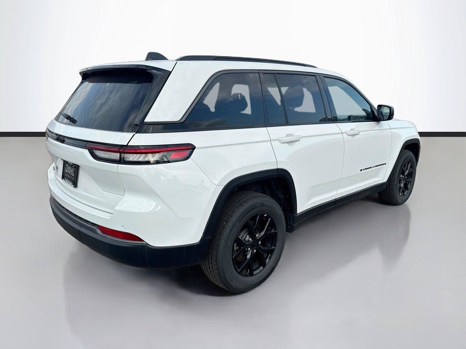 Used 2026 Jeep Grand Cherokee Altitude AWD/4WD image 11