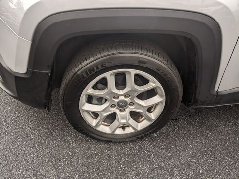 Used 2018 Jeep Renegade Latitude image 12