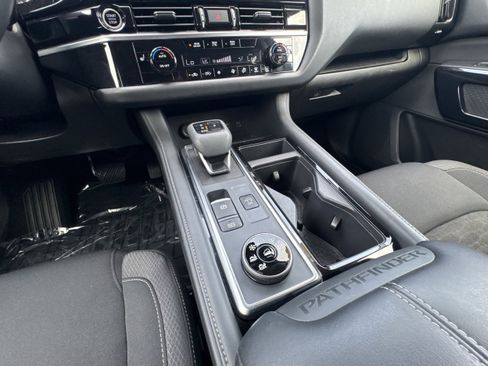 Used 2024 Nissan Pathfinder SV image 18