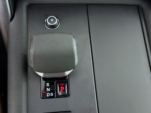 Used 2024 Land Rover Discovery Dynamic SE AWD/4WD image 18