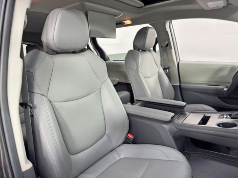 Used 2024 Toyota Sienna Limited image 42