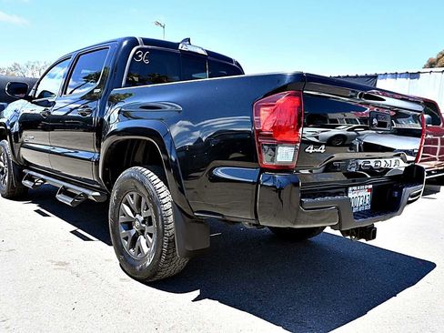Used 2020 Toyota Tacoma SR5 w/ Technology Package AWD/4WD image 5