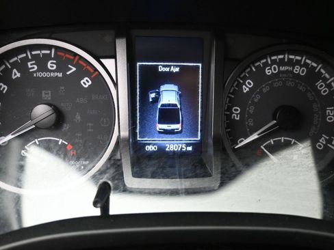 Used 2022 Toyota Tacoma TRD Sport image 14