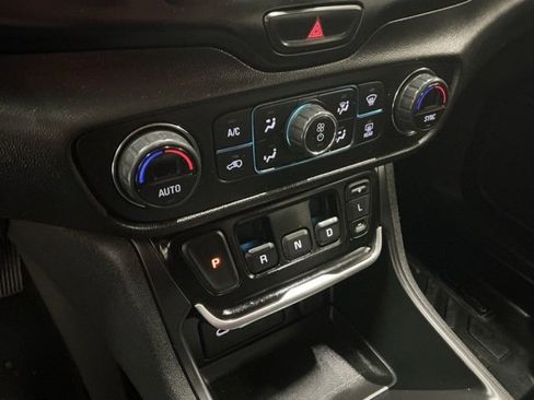 Used 2020 GMC Terrain SLE w/ Driver Convenience Package image 23