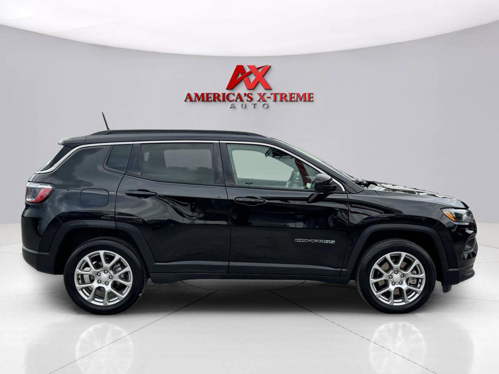 Used 2024 Jeep Compass Latitude w/ Sun and Sound Group AWD/4WD image 7