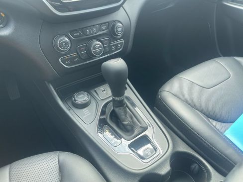 Used 2019 Jeep Cherokee Limited AWD/4WD image 32