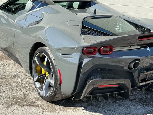Used 2023 Ferrari SF90 Spider image 11