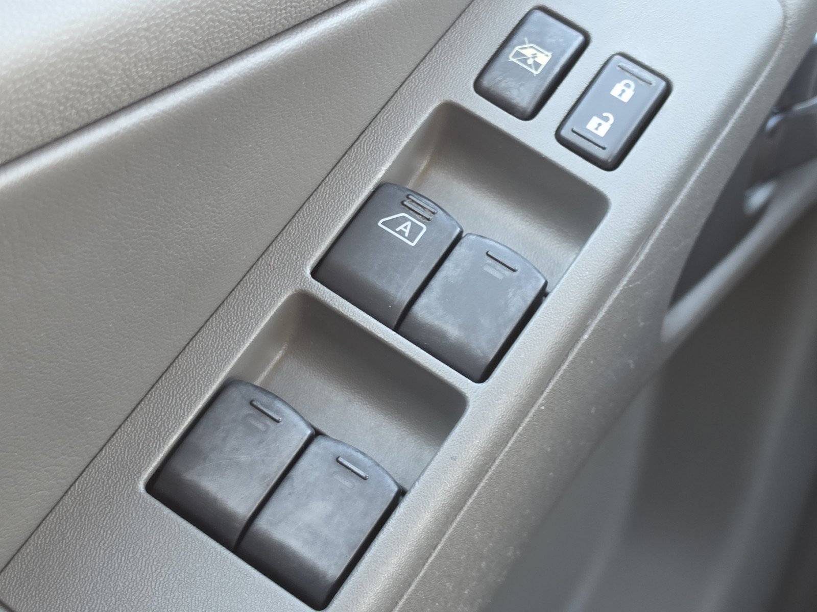 Used 2011 Nissan Frontier SL RWD image 12