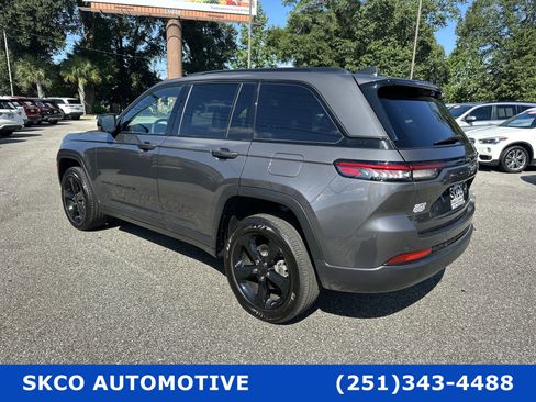 Used 2024 Jeep Grand Cherokee Altitude image 3