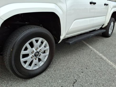 Used 2024 Toyota Tacoma SR AWD/4WD image 10